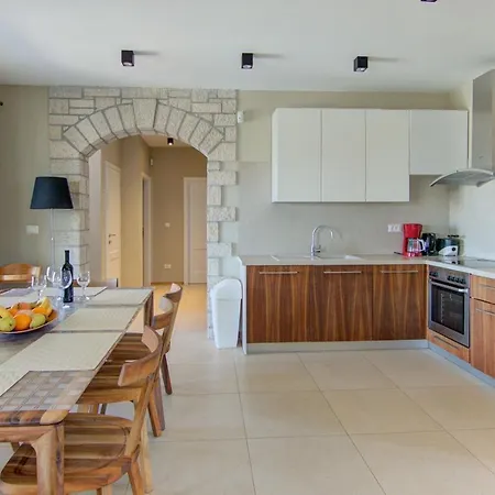 Dominika * Kaštelir