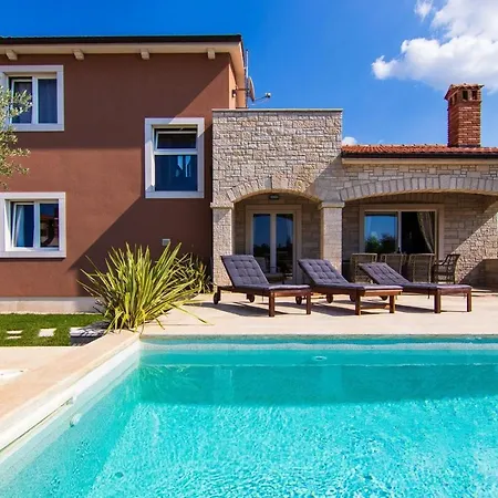 Dominika فيلة Kaštelir