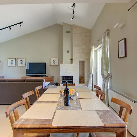 فيلة Dominika Kaštelir