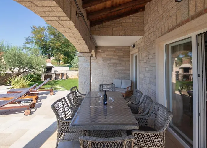 Dominika Villa Kaštelir